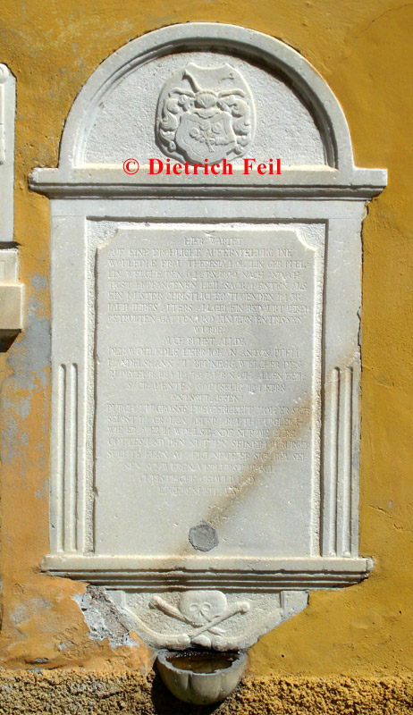 Bruneck - Grabstein der Theresia Hölzl geb. Puell und des Johann Anton Puell (1809/14)