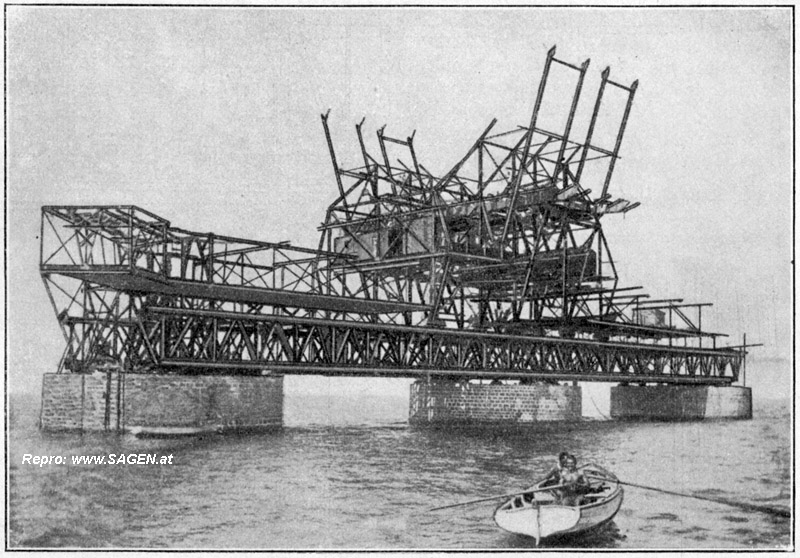 Landungsbrücke und Verladekran in Montage