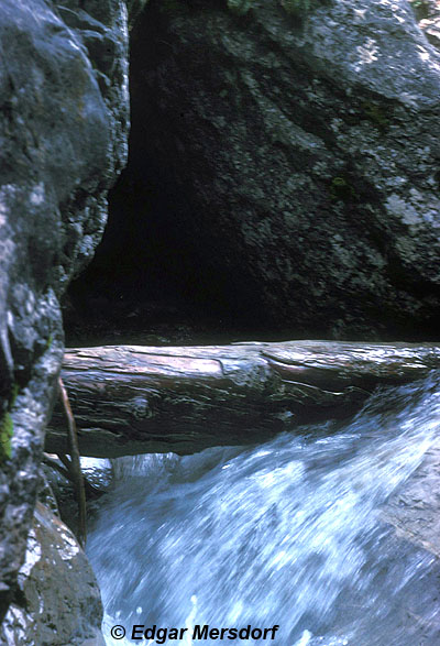 Bau am Beginn der "Blauen Grotte" in Hoch Imst mit Wasserfall © Edgar Mersdorf