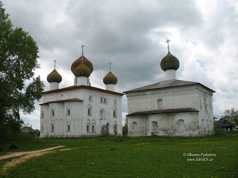 Die Mariä-Verkündigung-Kirche und die Nikolauskirche. Kargopol © Oksana Fedotova