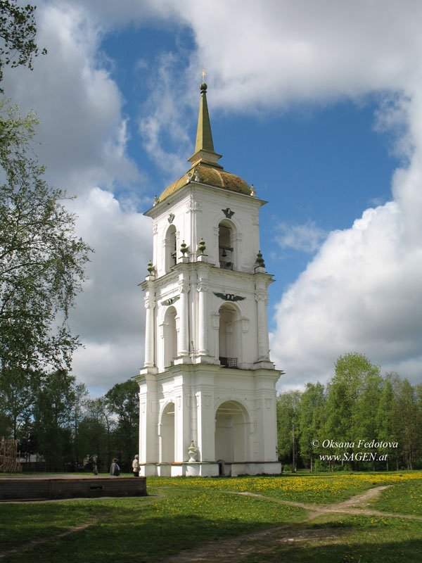 Glockenturm auf dem Domplatz. Kargopol © Oksana Fedotova