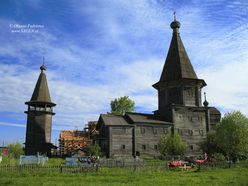 Der Glockenturm und die Mariä-Schutz-und-Fürbitte-Kirche in Ljadiny © Oksana Fedotova