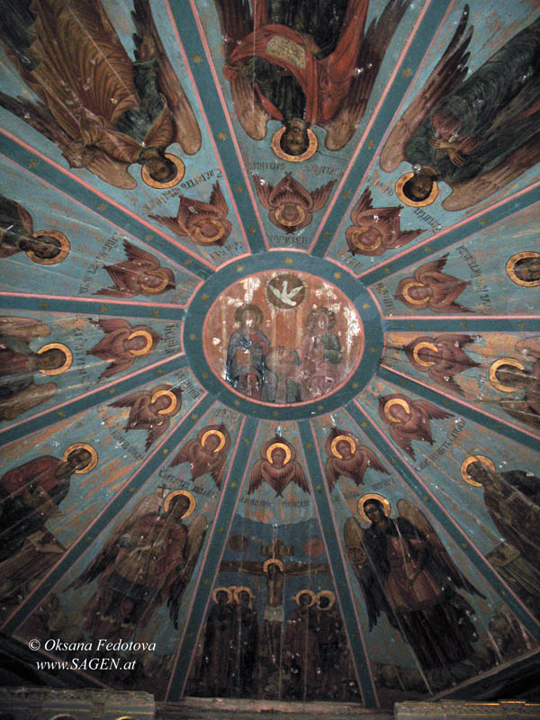 Der „Himmel“ der Johann-Slatoust-Kirche in Saunino. Unten in der Mitte – die Fläche „Kreuzigung“ © Oksana Fedotova