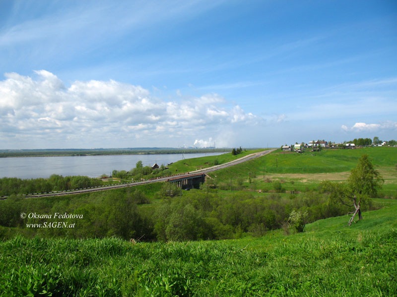 Blick auf die Nördliche Dwina und Autostraße Archangelsk-Pinega mit einer kleinen Brücke über Fluss Ljawlja (von links nach rechts geht es Richtung Archangelsk) © Oksana Fedotova