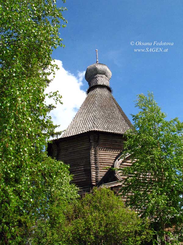 Das mit Lemech bedeckte Zeltdach der Nikolauskirche © Oksana Fedotova
