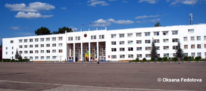 Verwaltungsgebäude auf dem Lenin-Platz. Mirny, Russland © Oksana Fedotova