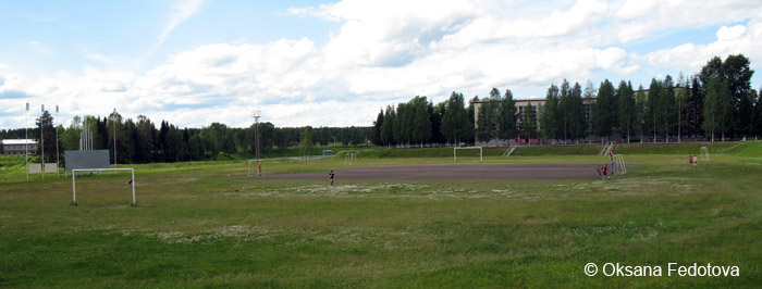 Das Aschenstadion mit Fußballplatz. Mirny, Russland © Oksana Fedotova