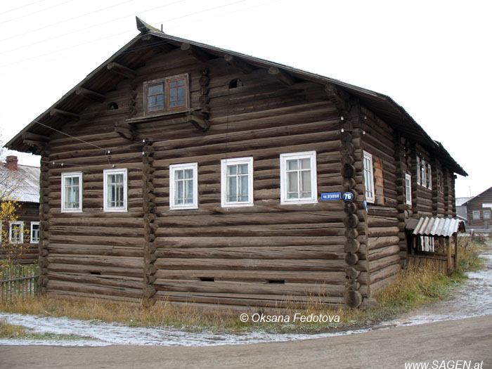 Lenin-Straße in Karpogory, ehem. Straße der Holzpferde © Oksana Fedotova