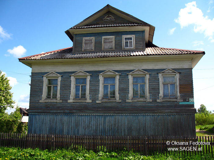 Typisches Holzhaus in Wosnesenje, Archangelsk, Russland © Oksana Fedotova, www.sagen.at