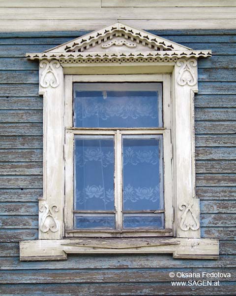 Typische Fensterverkleidung eines Holzhauses in Wosnesenje, Archangelsk, Russland © Oksana Fedotova, www.sagen.at