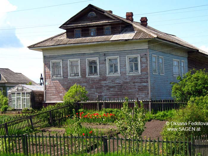 Holzhaus mit Gemüsegarten, Wosnesenje, Archangelsk, Russland © Oksana Fedotova, www.sagen.at