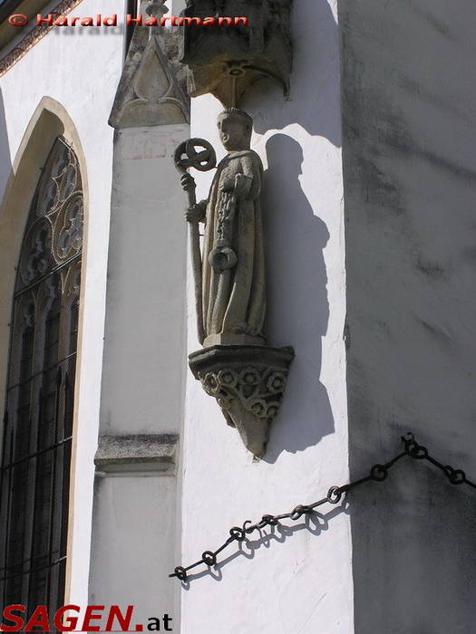 Statue des Hl Leonhard mit der Kette um die Kirche Bad St. Leonhard im Lavanttal © Harald Hartmann