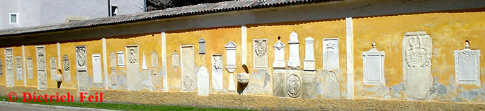 Grabsteine bei der Pfarrkirche von Bruneck © Dietrich Feil