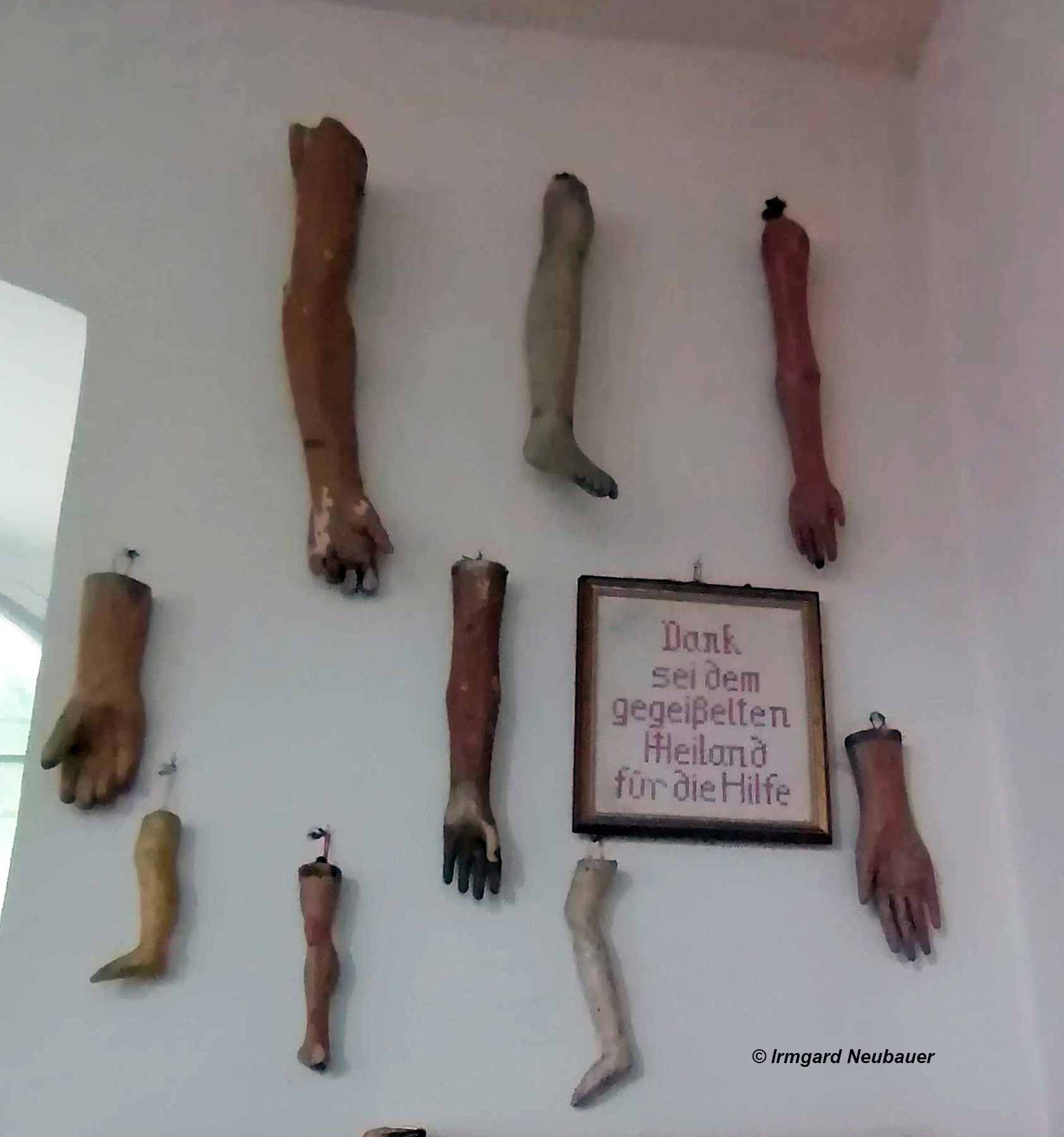 Votivgaben, geschnitzte H&auml;nde und Beine - Moosbach, Grub, Wieskirche "Zum gegei&szlig;elten Heiland"