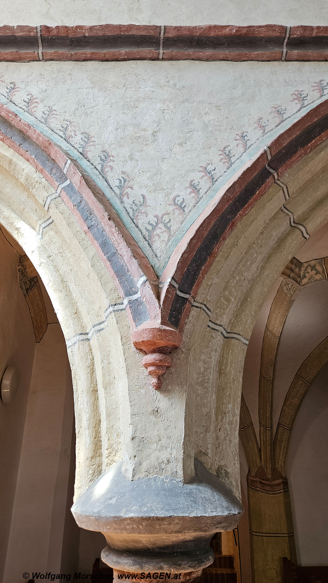 Farbig gefasster Gew&ouml;lbeansatz in der Wallfahrtskirche Grong&ouml;rgen