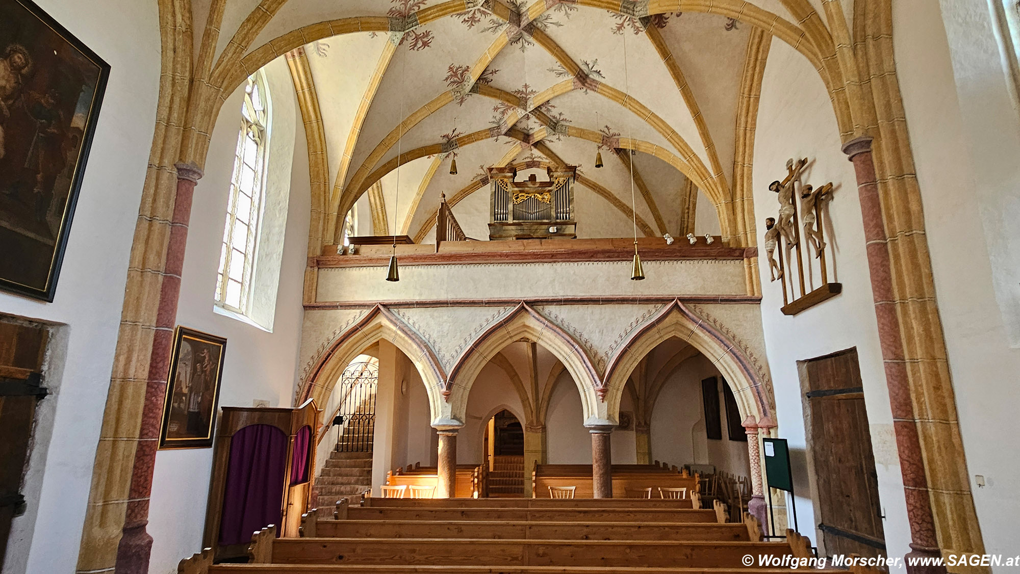 Innenraum der Wallfahrtskirche Grong&ouml;rgen mit Westempore und Orgel