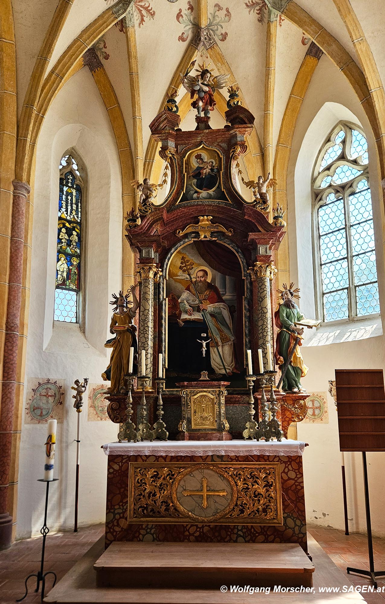 Hochaltar der Wallfahrtskirche Grong&ouml;rgen mit Darstellung des heiligen Gregor