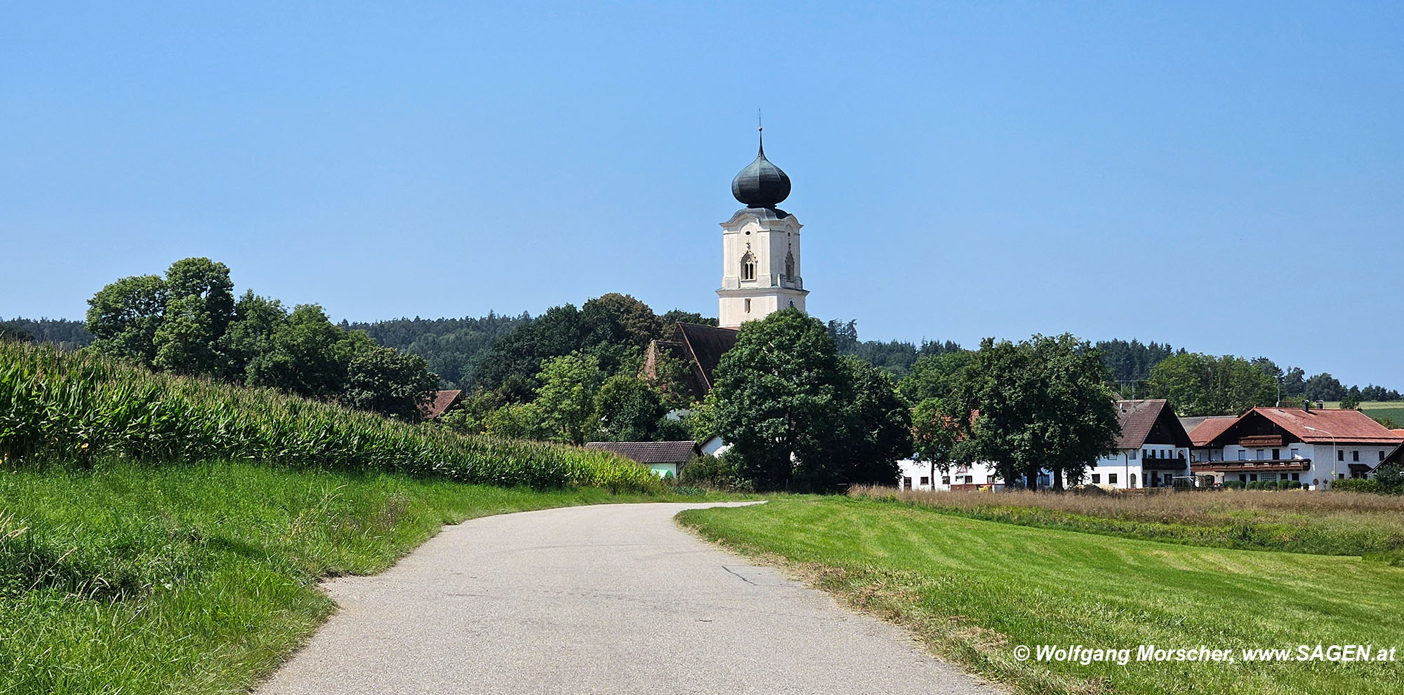 Grong&ouml;rgen mit der Wallfahrtskirche St. Gregor in der niederbayerischen Kulturlandschaft