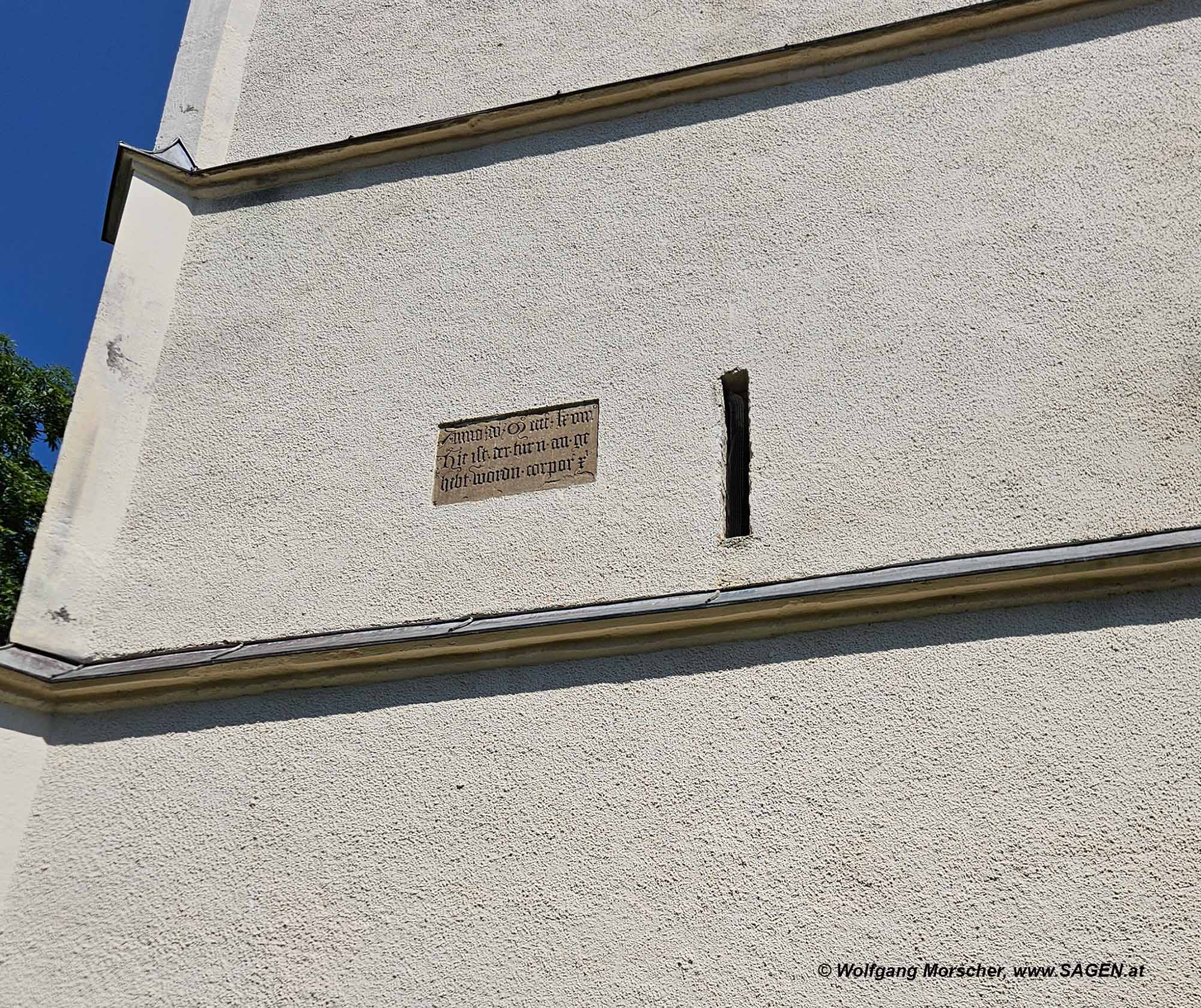 Bauinschrift am Turm der Wallfahrtskirche Grong&ouml;rgen