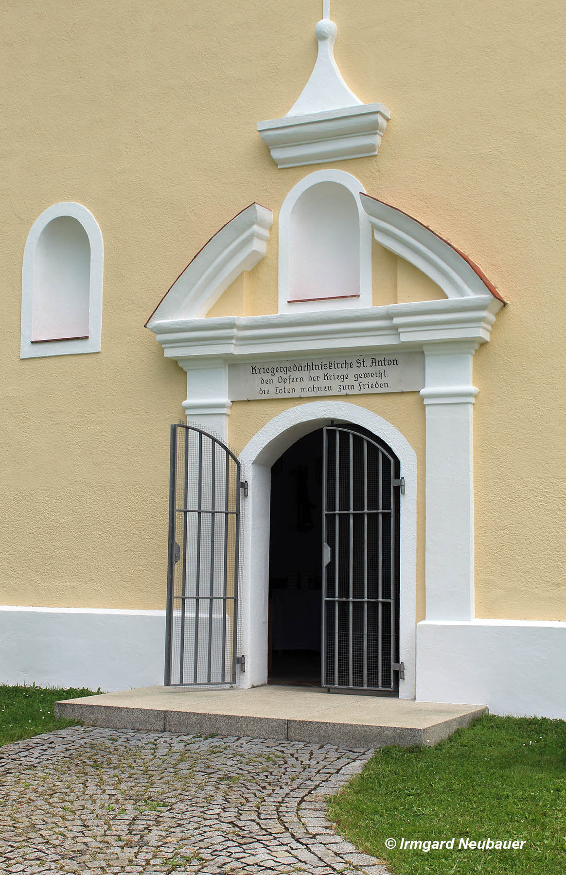 Portal der Wallfahrtskirche St. Anton, Elsendorf, Landkreis Kelheim, Niederbayern