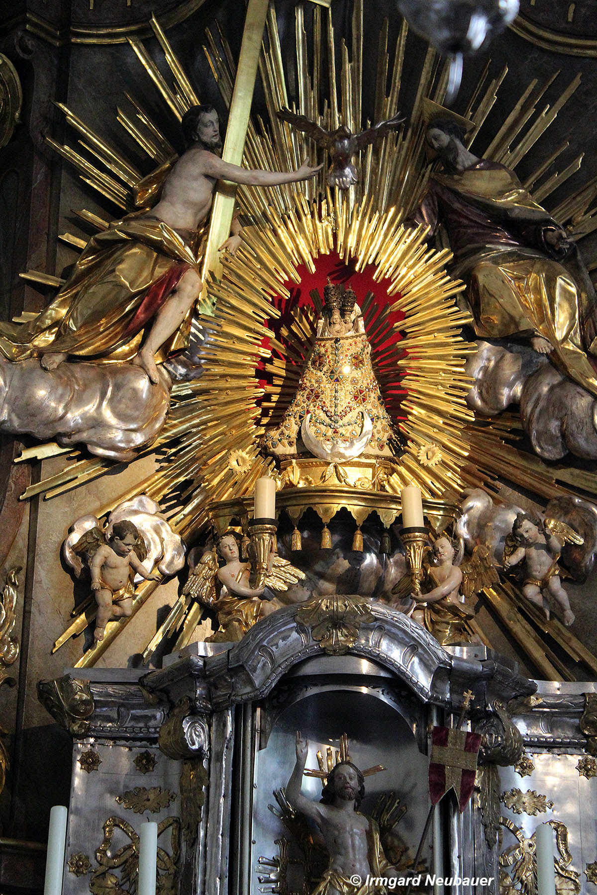 Planegg, Augustinerkloster mit Wallfahrtskirche Maria Eich - Gnadenbild am Hochaltar in einem Barockmantel, das "Frauerl von der Aichen"