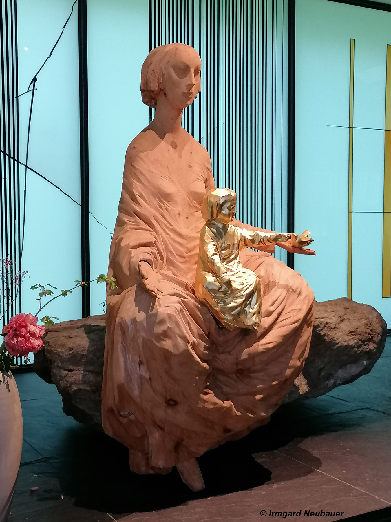 Planegg, Augustinerkloster mit Wallfahrtskirche Maria Eich - Skulptur der Madonna mit dem Jesuskind von der Bildhauerin Carola Heine