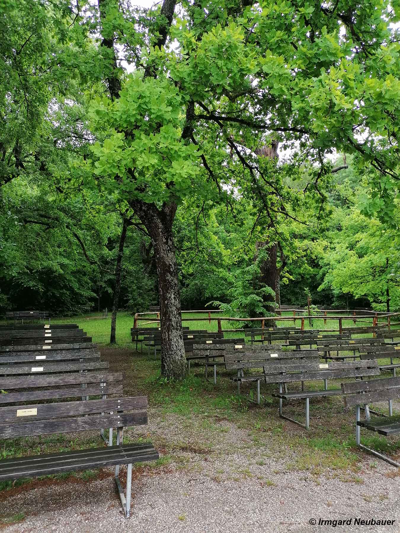 Planegg, Augustinerkloster mit Wallfahrtskirche Maria Eich - Bankerl zum Verweilen