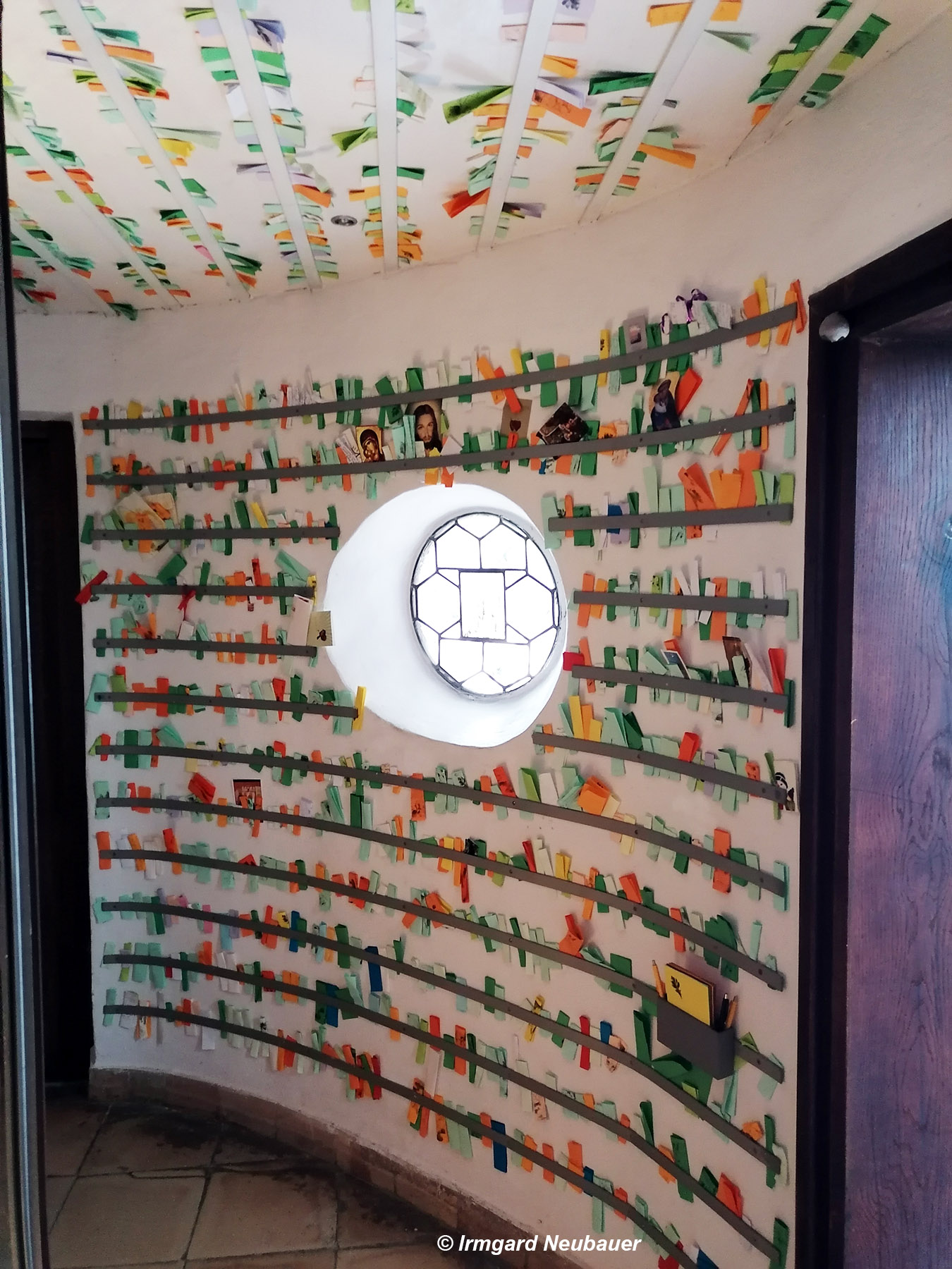 Planegg, Augustinerkloster mit Wallfahrtskirche Maria Eich - Gnadengesuche in bunten Zetteln