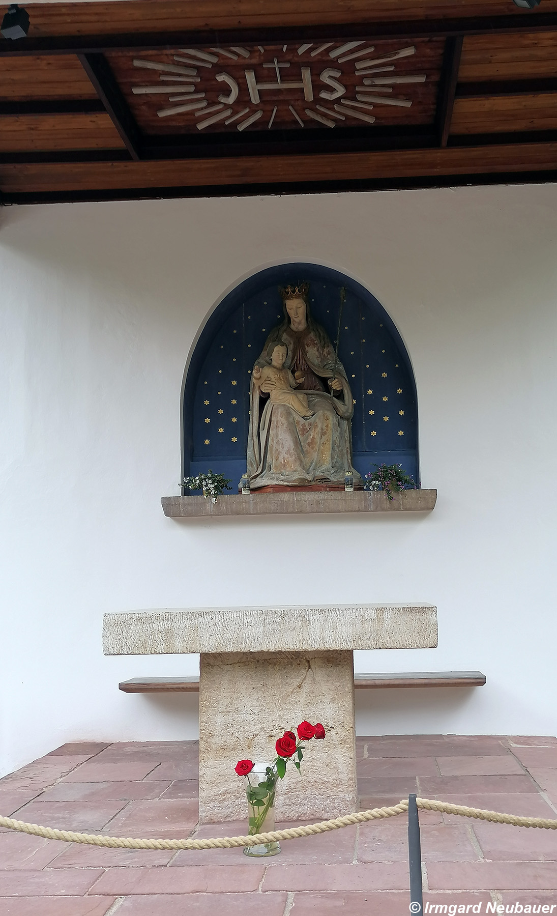 Planegg, Augustinerkloster mit Wallfahrtskirche Maria Eich - Die Muttergottesstatue mit dem Jesuskind &uuml;ber dem Freialtar 