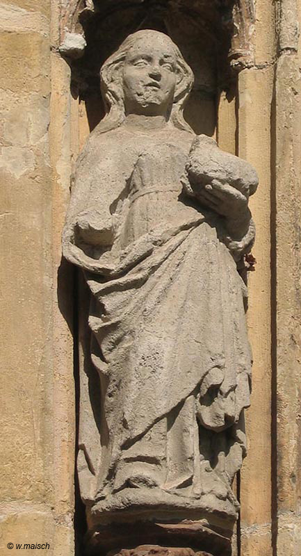 Agnes, Portalfigur an der Kilianskirche in Korbach