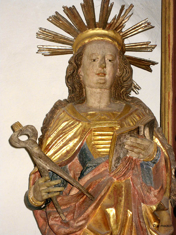 Apollonia mit Zange und Zahn in der spätgotischen Pfarrkirche Mariä Himmelfahrt in RotthalmünsterApollonia mit Zange und Zahn in der spätgotischen Pfarrkirche Mariä Himmelfahrt in Rotthalmünster