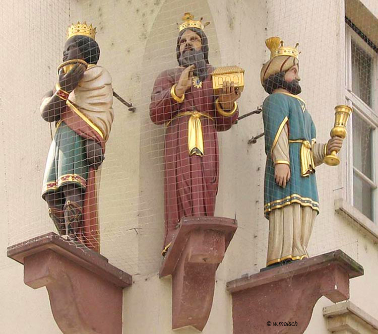 Statuen der drei Könige an einem Eckhaus in Lörrach