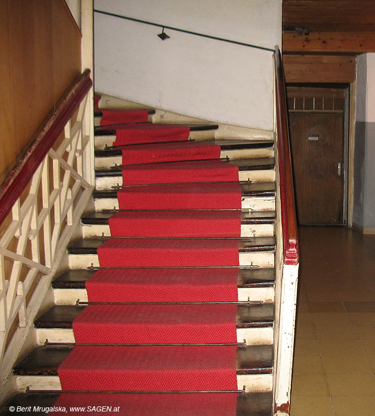Die Treppen zu den Zimmern in Hotel Hochfinstermünz © Berit Mrugalska