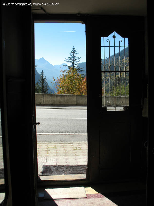 Blick auf die Österreichischen, Schweizer und italienischen Berge aus der Eingangshalle des Hotel Hochfinstermünz © Berit Mrugalska