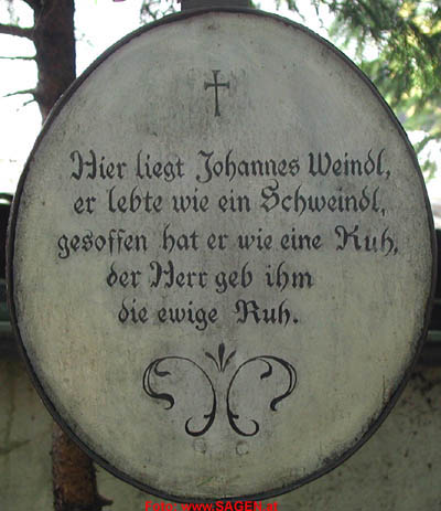 Museumsfriedhof Kramsach, Tirol. Marterl und Inschriften