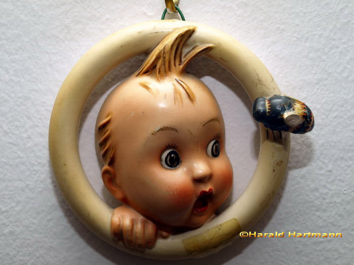 Wandschmuck Bub mit Hummel © Harald Hartmann