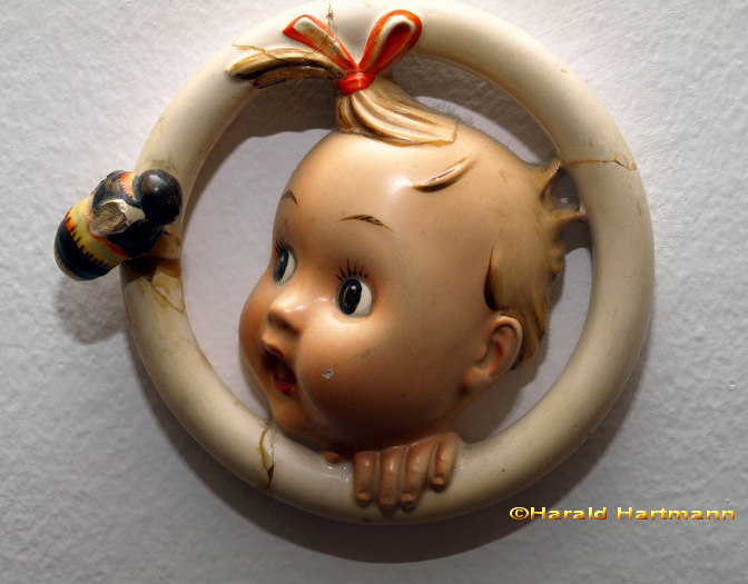 Wandschmuck Mächen mit Hummel © Harald Hartmann