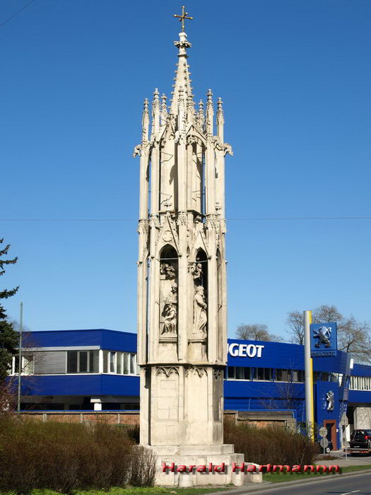 Spinnerin am Kreuz