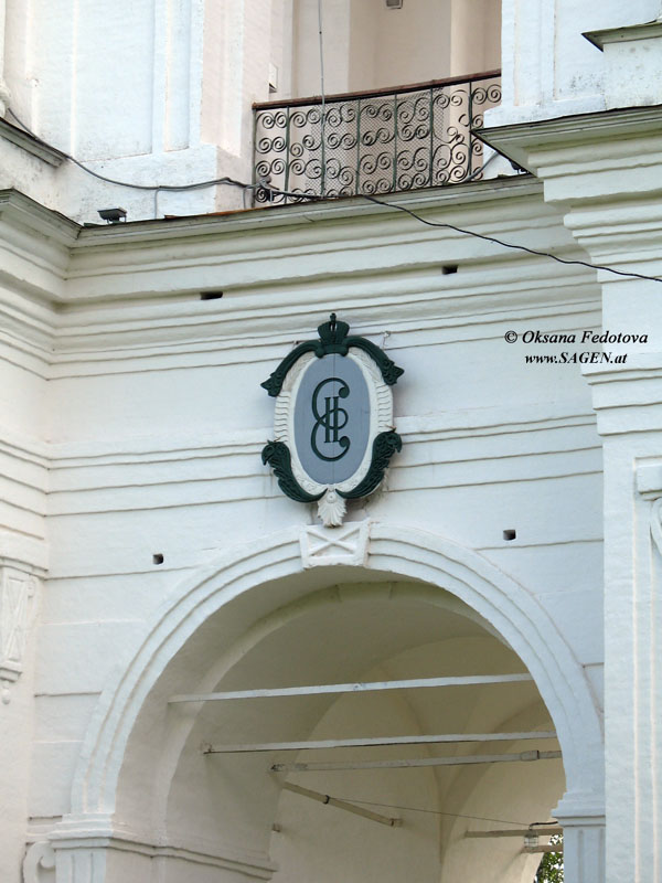 Monogramm „E II“ von Ekaterina II (Katharina II) am Glockenturm. Kargopol © Oksana Fedotova
