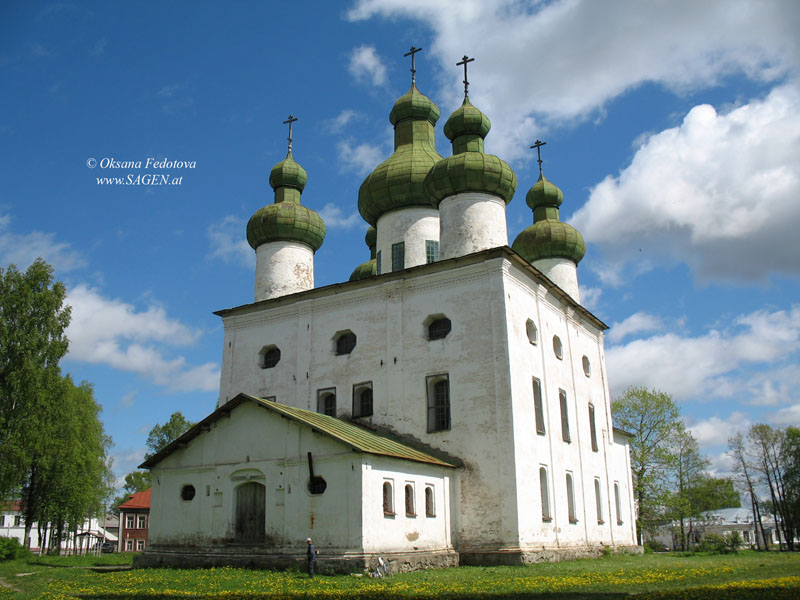 Johannes-Vorläufer-Kirche auf dem Domplatz. Kargopol © Oksana Fedotova