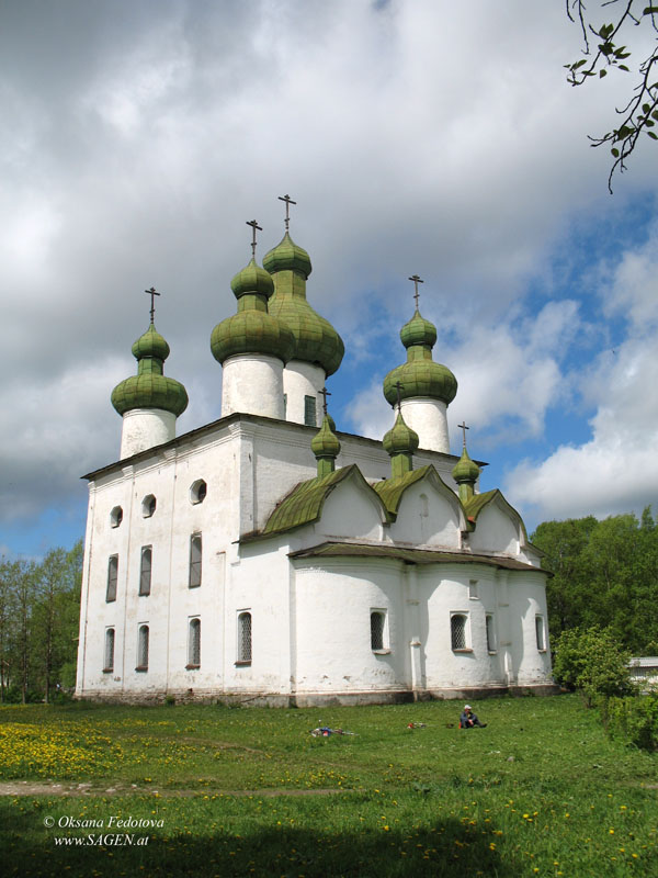 Johannes-Vorläufer-Kirche auf dem Domplatz. Kargopol © Oksana Fedotova
