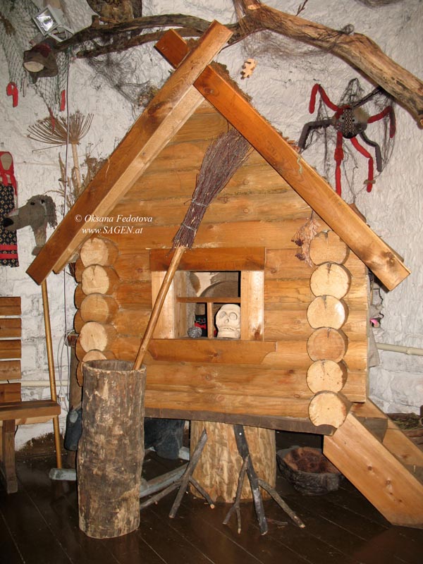 Das Haus auf Hühnerbeinen, Ausstellung „Russische Volksmärchen“ in der Mariä-Einführung-Kirche. Kargopol © Oksana Fedotova