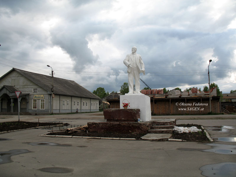 Das Lenin-Denkmal auf dem Lenin-Platz. Kargopol © Oksana Fedotova