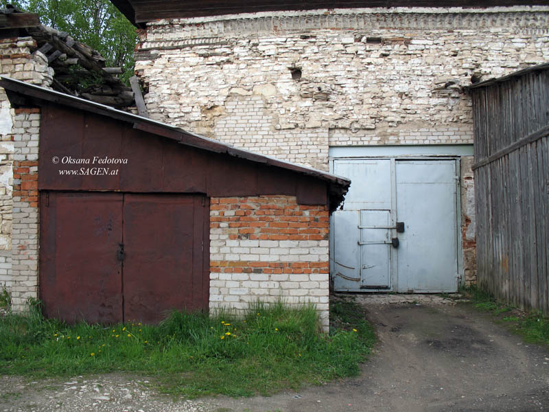 Garagen in der Heiligen-Geist-Kirche. Kargopol © Oksana Fedotova