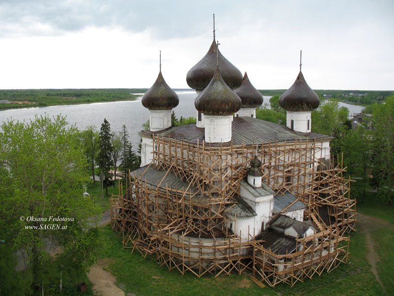 Dom zur Christi Geburt und die Onega vom Glockenturm. Kargopol © Oksana Fedotova