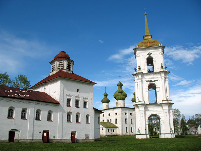 Der Domplatz: die Mariä-Einführung-Kirche, die Johannes-Vorläufer-Kirche, der Glockenturm. Kargopol © Oksana Fedotova