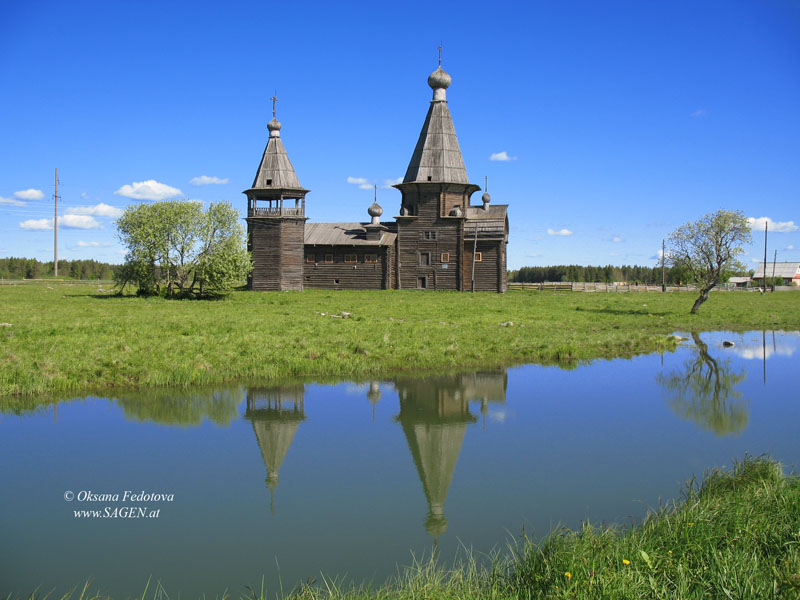 Glockenturm und die Johann-Slatoust-Kirche in Saunino bei Kargopol © Oksana Fedotova