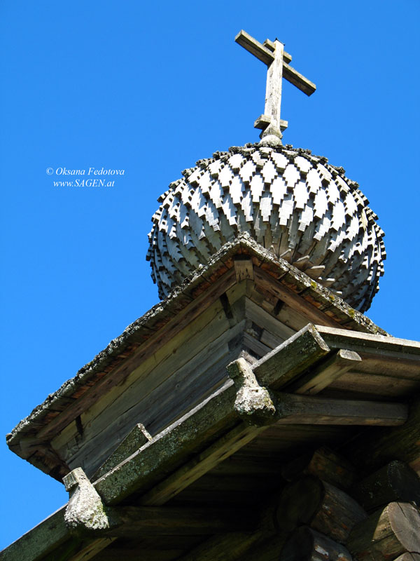 Die kleine Zwiebelkuppel der Johann-Slatoust-Kirche in Saunino © Oksana Fedotova