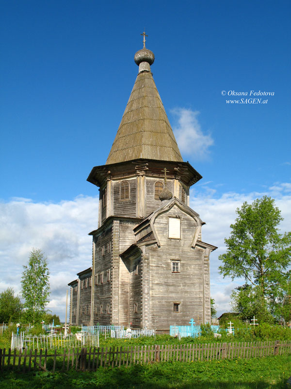 Die Mariä-Schutz-und-Fürbitte-Kirche und der Friedhof in Ljadiny © Oksana Fedotova