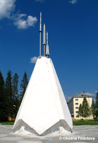 Denkmal &bdquo;DreiFedern&ldquo;. Mirny, Russland &copy; Oksana Fedotova
